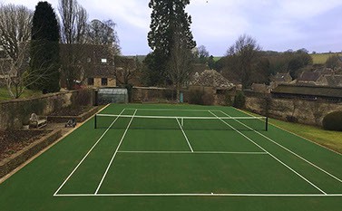 Tennis court in a mature garden - en Tout Cas